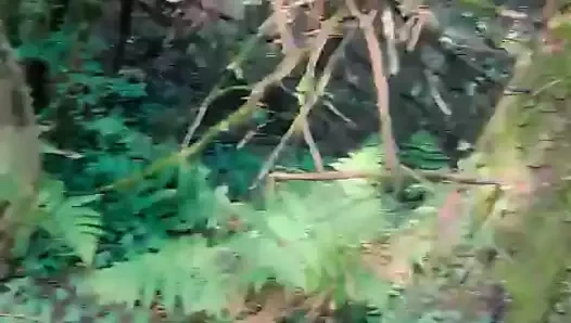 Ormanda domalırken iri güzel kadını arkadan sikiyor