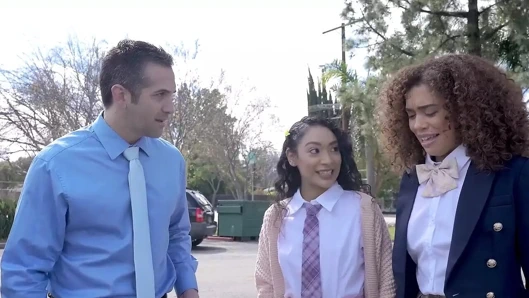 Kız öğrenciler Sarah Lace ve Willow Ryder öğretmenlerinin yarağını elektrikli süpürge gibi emiyor - freeuse fantasy