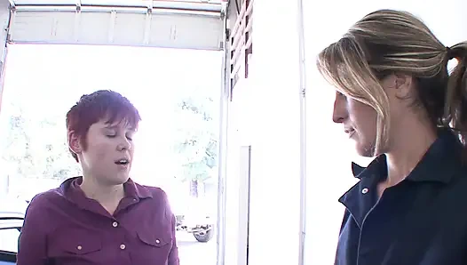 Kara Price ve Lily Cade tamircinin garajında birbirlerini sikiyor.