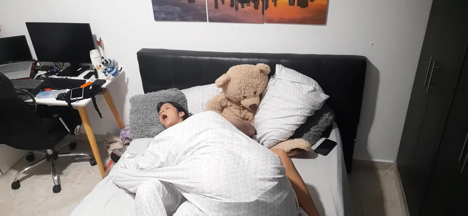 I fuck my stepdaughter's pussy until it is full.