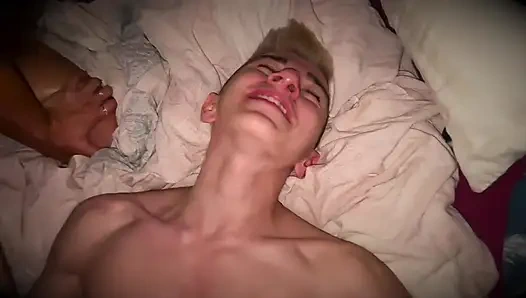 Büyük biseksüel buluşma - erkekler iki penisle ve vuruş yapıyor