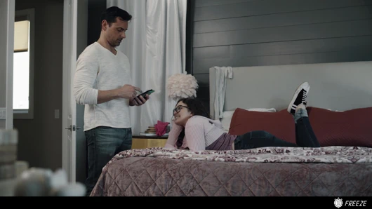 Üvey baba üvey kızını donduruyor ve onu birden fazla yüksek sesle inleyerek orgazm oluyor