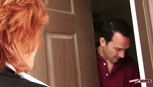 Evine vardıktan sonra kızıl saçlı nine büyük sert yarağının üstüne indi