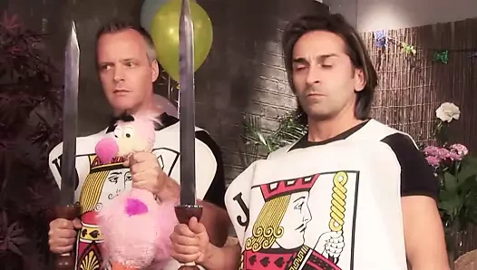 Alice tavşan deliğine indiğinde grup seks buldu