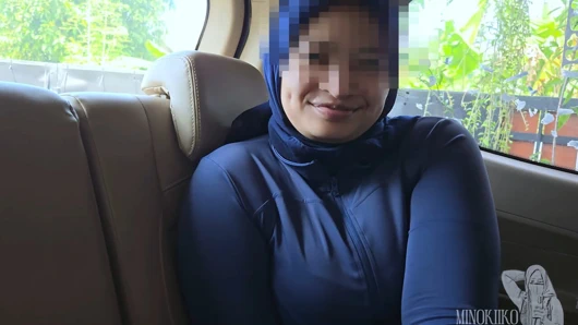 Tesettürlü orta yaşlı seksi kadın antrenmandan sonra arabada seks yapıyor - minokiiko