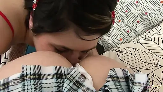 Hatun lezbiyen diğer yarısını mutlu etmek ve daha sonra orgazm olmak için çorap giydi