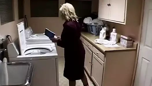 Olgun sarışın genç kızı zevki için kullanıyor