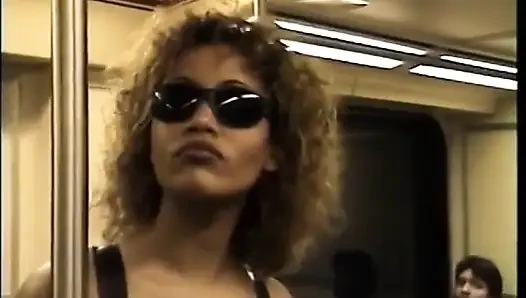 Güzel kıvırcık saçlı zenci hatun beyaz yarak için uzun bacaklarını açıyor