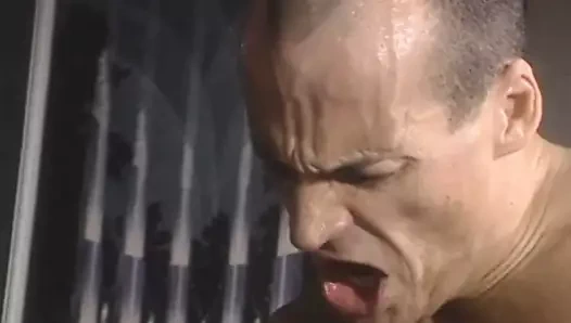 Asılı büyük züppe sikikleri bir sarışın sürtük üzerinde masa