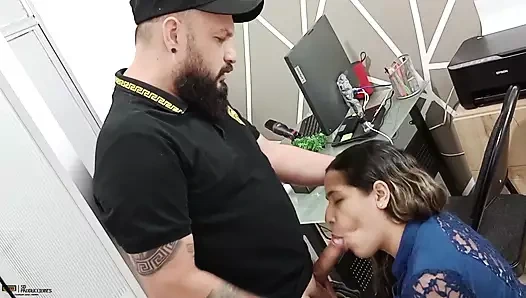 Patronum beni mastürbasyon yaparken yakaladıktan sonra ona oral seks yapmamı istiyor - İspanyolca porno