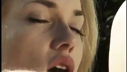 Topuklu sürtük genç kız açık havada yarak emiyor ve alıyor