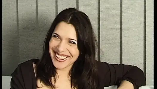 Utangaç hatun dildo emiyor ve mastürbasyon yapıyor