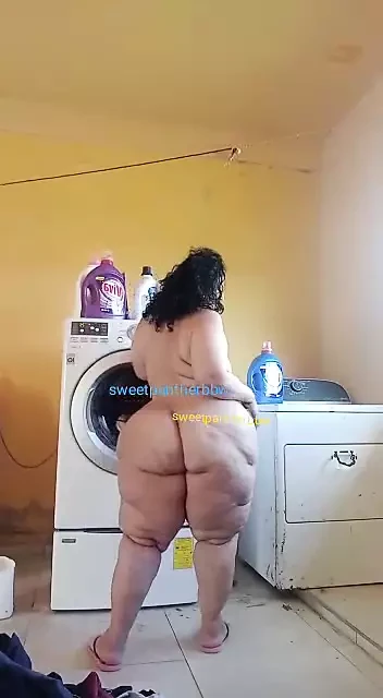 Я люблю стирать свою одежду обнаженной, это делает меня очень горячим и даже больше, если сосед видит меня ..... мммм