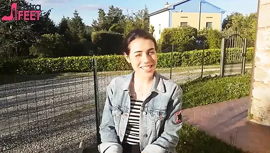 Petra açık havada sigara içiyor