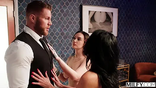Orta yaşlı seksi orta yaşlı seksi kadınlar Anissa Kate ve Paris Lincoln oda servisi elemanını emiyor ve sikiyor