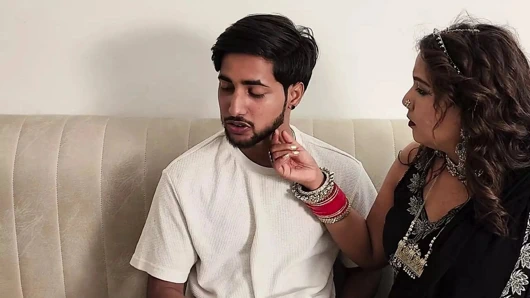 Ateşli Hintli kayınvalidesi oğluyla seks yapıyor