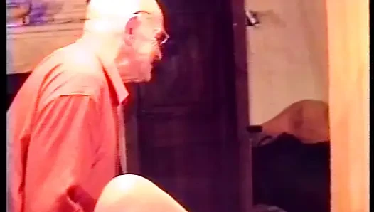 Bu Alman sürtüğün yaşlı adam tarafından parmaklanıp sikilmesini izle