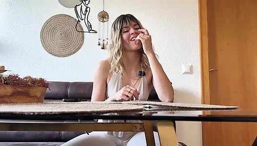 Ormanda sikiliyor ve sert sikiliyor!! Bu beni çok tahrik ediyor!!