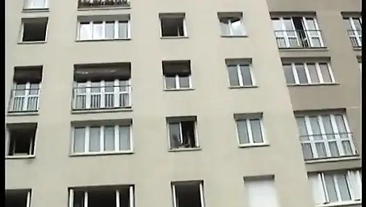 Güzel lisa kendini çok ateşli bir yolculuğa atıyor!