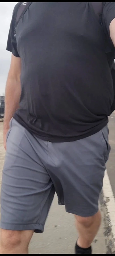 Ben dışarıda dolaşırken serbest boşalmayı seviyorum. Sahildeki bu. Dikkat çektiğinde daha da iyi.