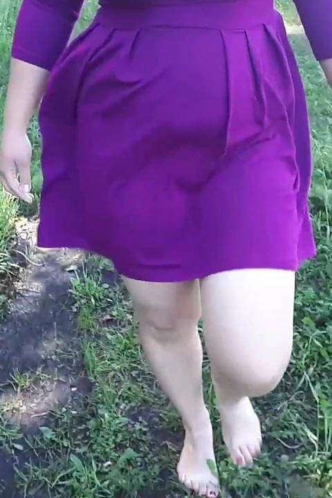 Külotsuz ormanda yürüyor