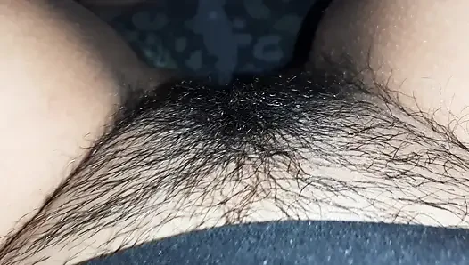 Çok kıllı amcığını yiyorum ve çabucak orgazm oluyorum