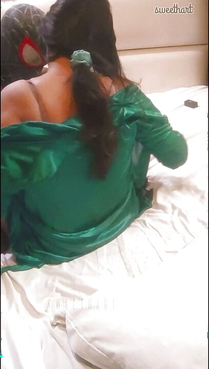 18+ateşli Hintli kız otelde sikiliyor