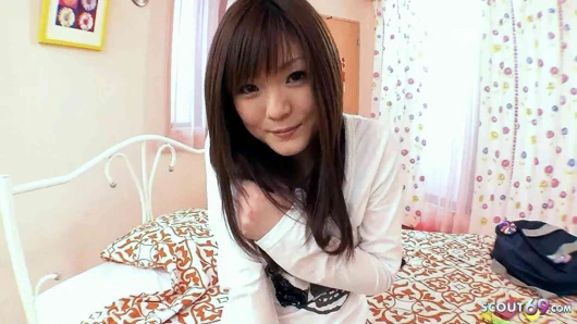 Minyon Japon üvey kız kardeş mastürbasyon yaparken yakalandı ve ilk saksosunu çekmek için konuşuyor