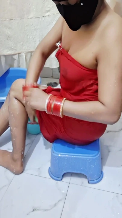 Hintli ateşli yenge banyo yapıyor | Klip 1