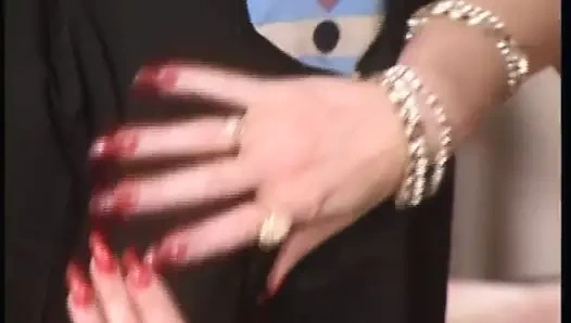 Sarışın milf sally yeni yüz makyajını test ediyor