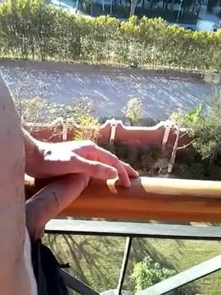Im Urlaub auf dem Balkon gewichst