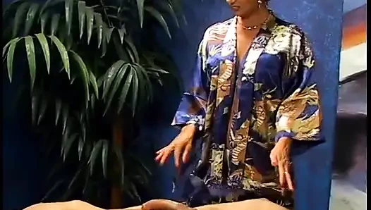 Azgın sürtük iki yarağı birden sikiyor ve dölleniyor