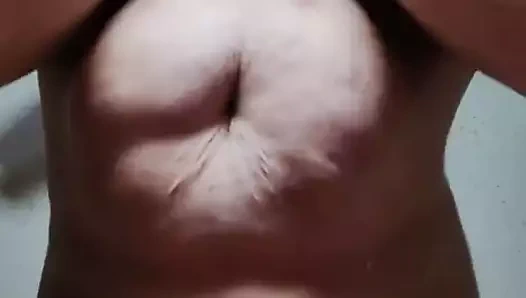 Göğüsleri sallıyor