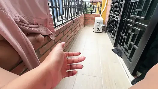 Dün gece iç çamaşırımla balkonda yürüyordum ve komşumun buraya baktığını gördüm, bu yüzden bu sabah dışarı çıkıp çıkmadığımı görmek için mastürbasyon yapmaya karar verdim ve
