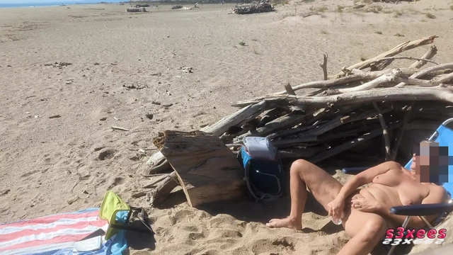 Beach in Cap d'Agde - She dildos her pussy in front of strangers - Exhibition