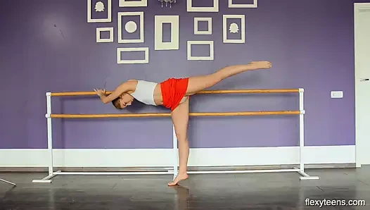 Yanna sıcak çıplak jimnastikçi