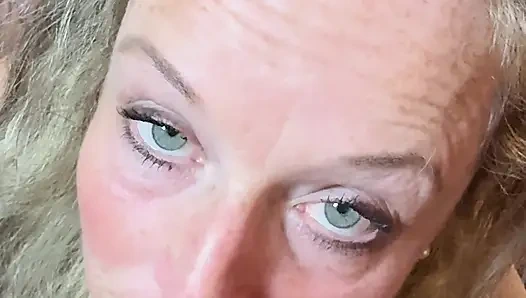 Bonemaiden güzel götüyle azdırıyor, domaltıyor, amcığını ağzına alıyor