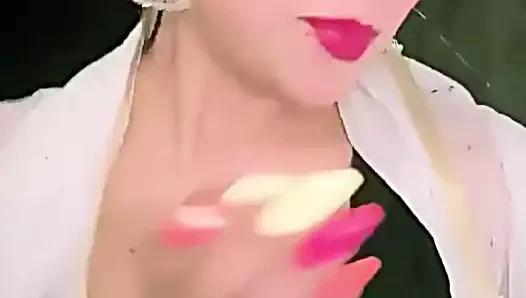 Ritika göğüslerini dans ediyor!