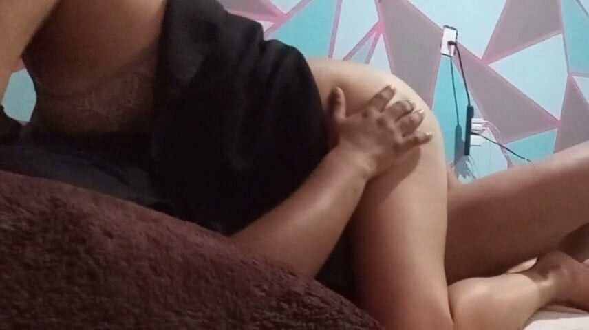Üvey kardeşimi mastürbasyon yaparken yakaladım ve ona amımı ödünç verdim