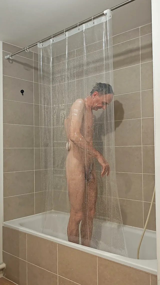 Banyodasın. Bak etrafında ne görüyorsun.