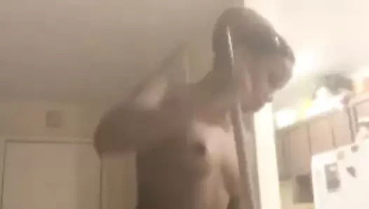 Sıska siyah bebek çıplak