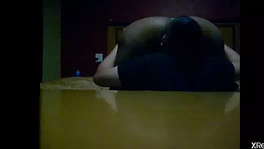 Yeni tanıştığım rastgele kızın büyük götünü ve büyük amını yalıyorum