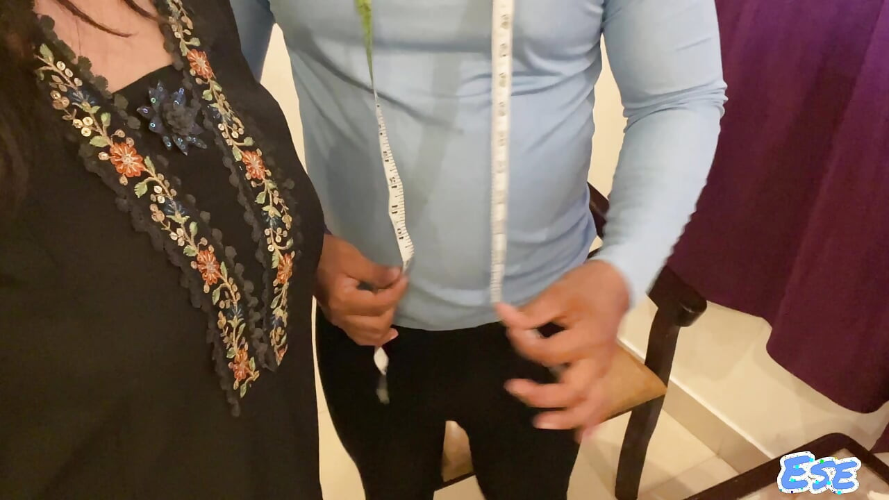 Baldız terzi olmayı öğrenmeye geldi ve ilk gününde ölçüm yapmayı öğrendi