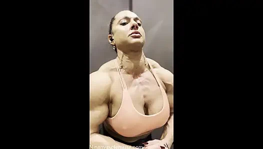 Hala seksi, kaslı kadınların kadınsı olduğuna inanıyor musun?