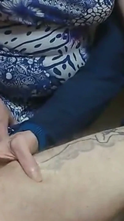 Kayınvalide dükkanın soyunma odasında yarağıma mastürbasyon yapıyor | Klip 2