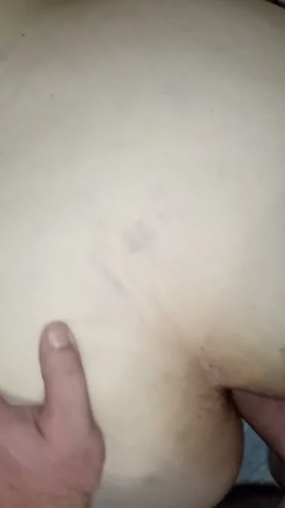 Üvey annenin arkadaşı anal pratik yapıyor - sıkı göt sikiliyor ve yanakların arasına boşalıyor | Klip 1