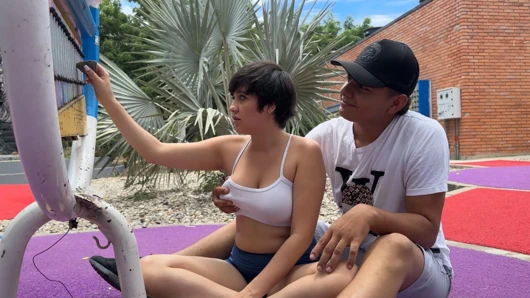 Bir park oyununda sıkışan seksi bir kız görüyorum, ona yardım etmesi karşılığında beni dairesine davet ediyor ve ona hayatının sikini vermeme izin veriyor.