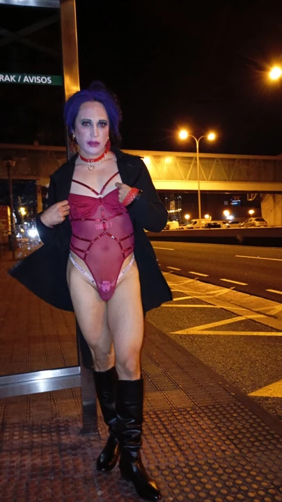 Cadde üzerinde duran ateşli kırmızı vücutlu iç çamaşırlı seksi travesti Taniax