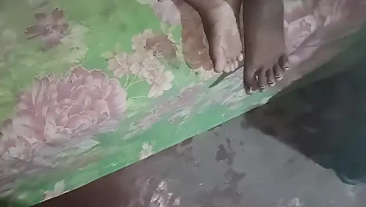 Tüm penisimi karımın sulu vajinasına soktum.