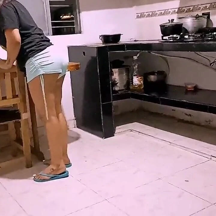 Hizmetçim bana götünü veriyor!!